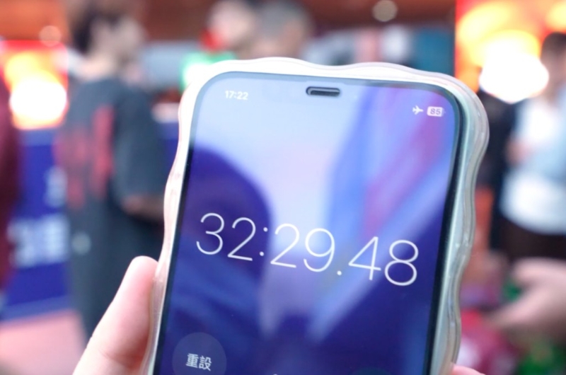 下午四點半下班後，《星島頭條》記者同她一起返深，實測從學校到家門口只需32分29秒。