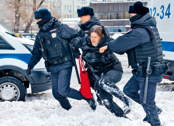 警察周六在莫斯科紀(jì)念政治逼害受害者的悲傷之墻附近，拘捕一名悼念納瓦爾尼的女子。