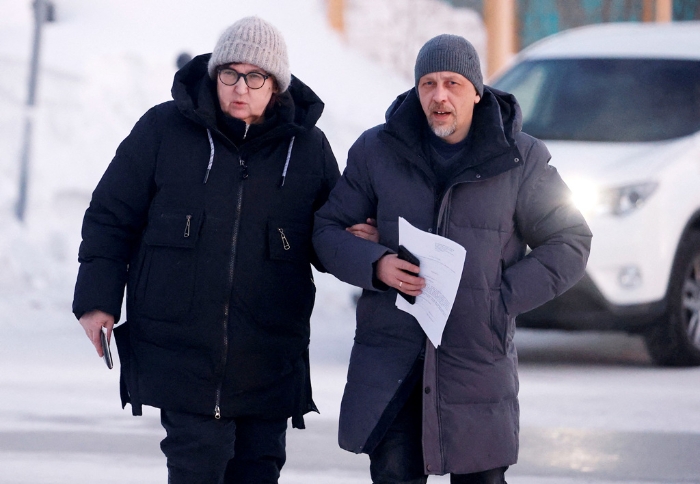 納瓦利內(nèi)69歲母親柳德米拉?納瓦爾納亞（Lyudmila Navalnaya，上圖左）17日在律師陪同下，抵達沙萊喀特鎮(zhèn)調查委員會。