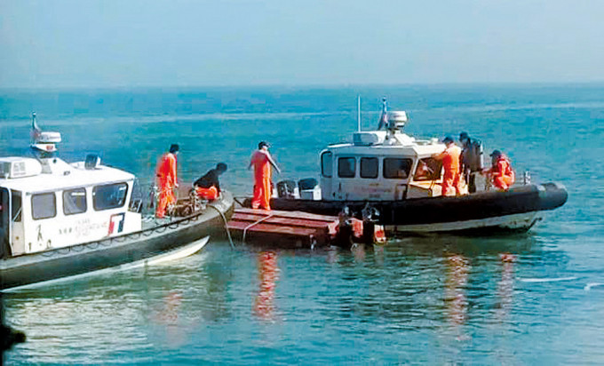 大陸快艇金門翻覆釀2死。