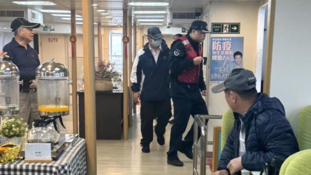 福建海警船登金門游艇檢查。