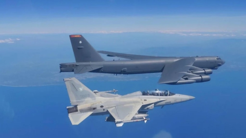 美國空軍的B-52H轟炸機與菲律賓空軍的FA-50PH戰(zhàn)機在南海聯(lián)合巡邏。PAF