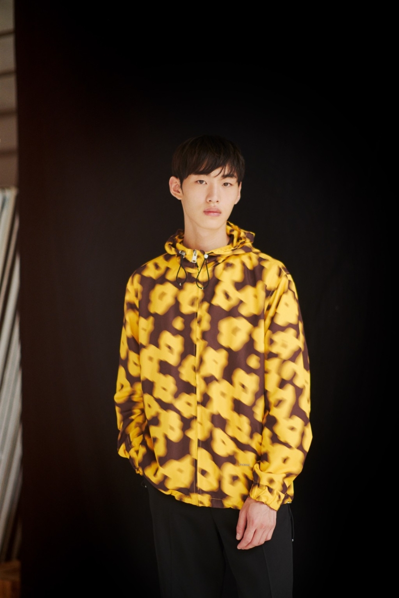 andro男裝拉鏈連帽外套 $3,690，褸身飾以水彩畫風(fēng)的花束圖案。