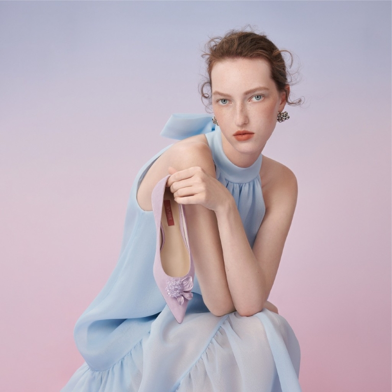 Joy & Peace立體鳶尾花矮跟 $1,398，鞋頭飾以烤漆金屬質(zhì)感鳶尾花，加上幻彩水晶串珠點綴。