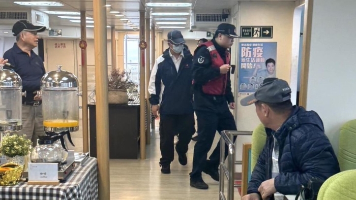 福建海警船登金門游艇檢查。