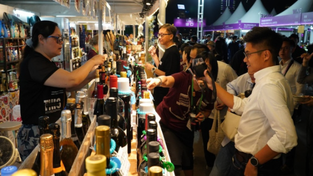 跨政黨倡下調(diào)烈酒稅，議員：7憶稅收無助紓財赤，香港可成中介推銷茅臺