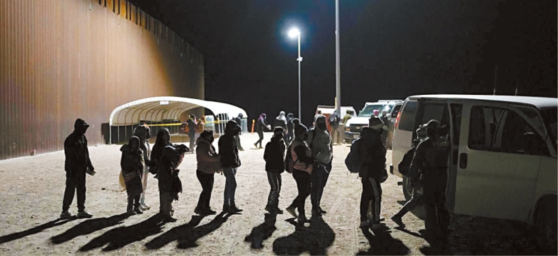 特朗普競(jìng)選團(tuán)隊(duì)發(fā)言人表示，特朗普一旦重返白宮后，將立即恢復(fù)先前的所有政策，調(diào)動(dòng)一切資源，實(shí)施最大規(guī)模的驅(qū)逐非法移民行動(dòng)。 資料圖片