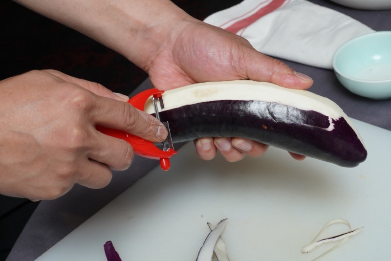 茄子刨皮、切件及去籽，略為浸水。