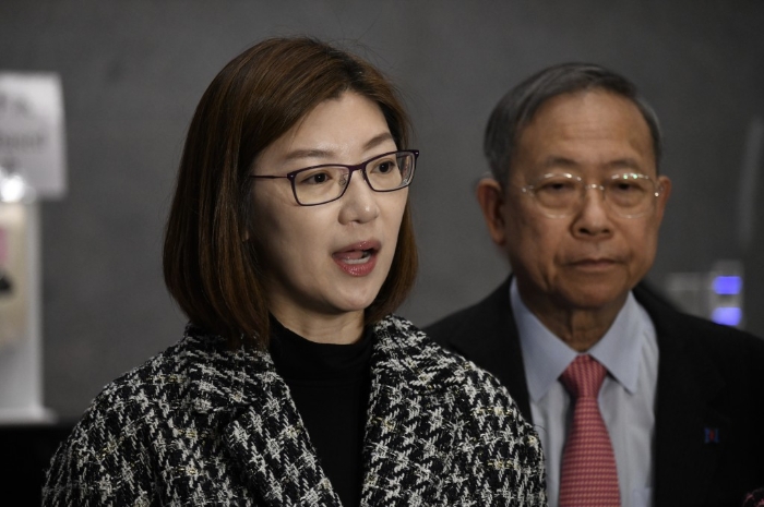 新民黨容海恩表示，全面撤辣會(huì)增加巿民的購買慾并可穩(wěn)定民心。