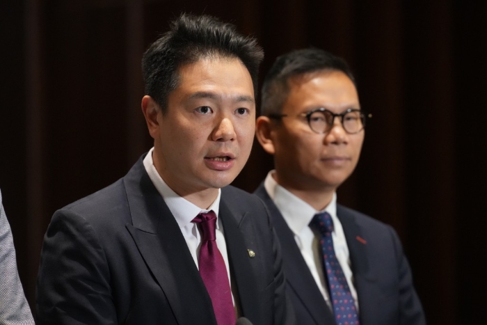 民建聯(lián)周浩鼎(左一)同樣支持全面撤辣，他認(rèn)為現(xiàn)時(shí)政府財(cái)赤是過渡性及暫時(shí)，不希望政府採取嚴(yán)苛的緊縮政策。