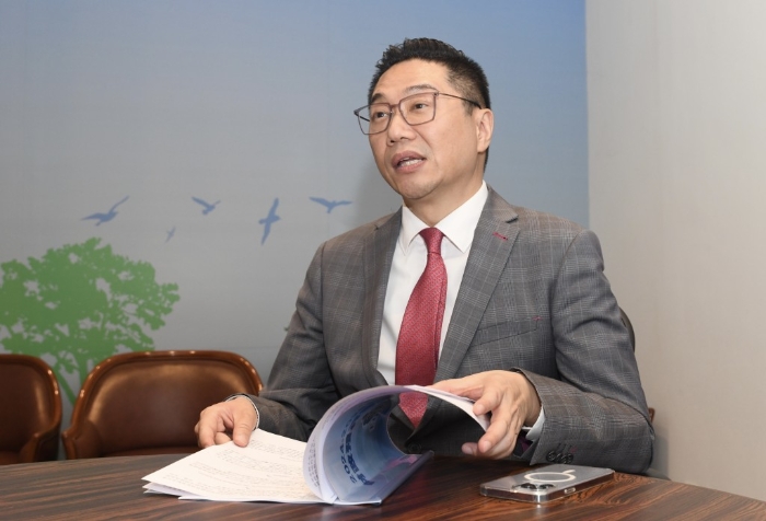 批發(fā)及零售界立法會(huì)邵家輝表示，希望政府跟中央爭(zhēng)取“一簽多行”。