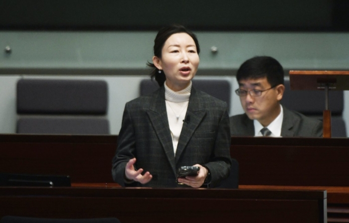 洪雯認(rèn)為若一刀切“撤辣”或會推冧樓市。