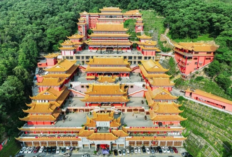 東莞好去處2024｜5. 大嶺山觀音寺 占佔(zhàn)地百畝的仿清代建筑群設(shè)計(jì)甚有氣勢(shì)，令人嘆為觀止。（圖片來源：Trip.com）