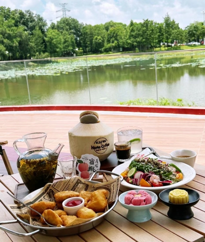 東莞好去處2024｜8. 荔香書吧牛油果蝦仁沙拉、原個(gè)椰青水、香香雞塊。（圖片來源：小紅書）