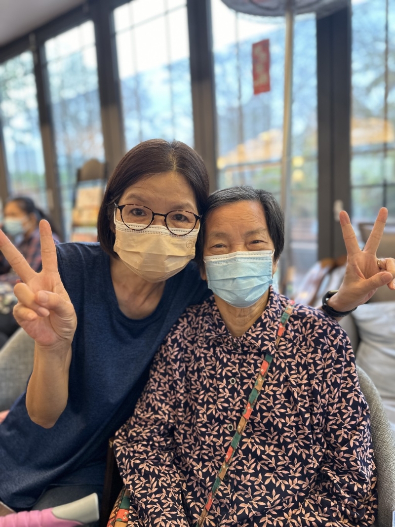 黃姑娘(左)與81歲馮婆婆的關(guān)係很好。(受訪者提供)