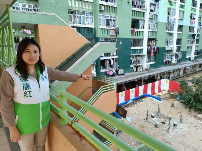 深水埗區(qū)議員陳麗紅指南山與大坑?xùn)|之間行人天橋只有2項加建升降機(jī)工程，合共在興建4個升降機(jī)塔，部分地段仍為爛地一塊。