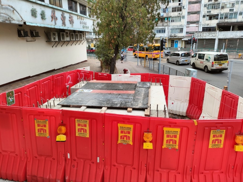 圍板封起范圍仿如成人高度，變相阻擋行人過馬路視線。