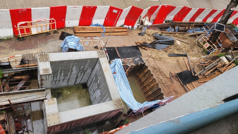 升降機(jī)塔每逢雨季便化身水塘，惹來蚊患鼠患。