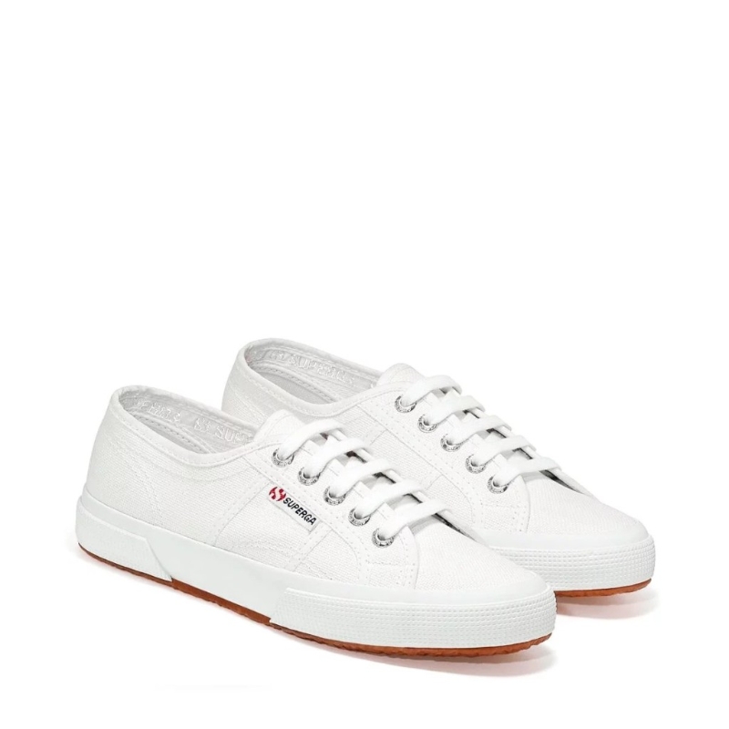 Superga經(jīng)典2750白鞋 $478。