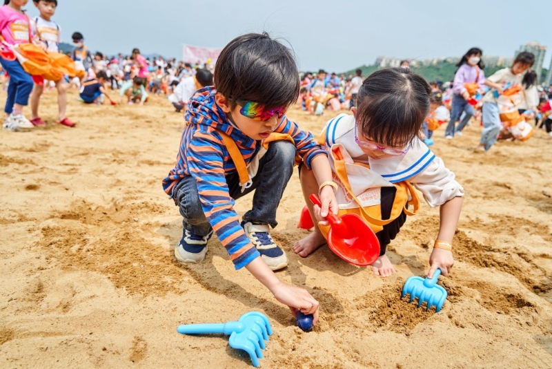 復(fù)活節(jié)好去處2024︳“愉景灣沙灘獵蛋奇兵”已舉辦了17屆，每年都有大量環(huán)保復(fù)活蛋等待各位小朋友。（圖片來源：kkday）