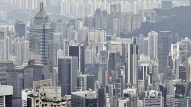 辣招實(shí)施15年迎轉(zhuǎn)折點(diǎn)，去年減辣無阻樓市跌勢，4個月再挫逾3%，業(yè)界稱不應(yīng)殺錯良民