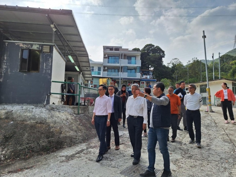 沙田民政專員余懷誠（白恤衫戴黑框眼鏡者）連同運輸署代表及小巴營運商到黃竹洋村視察實況。（民政事務(wù)總署fb）