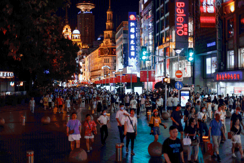 過去一年，在世界經(jīng)濟持續(xù)低迷下，中國經(jīng)濟總體回升向好，頭3季經(jīng)濟增長5.2%，在全球主要經(jīng)濟體中保持領(lǐng)先。