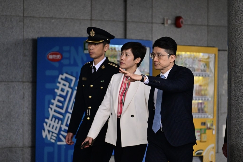 海關(guān)關(guān)長(zhǎng)何珮珊（中）抵達(dá)深圳灣口岸。