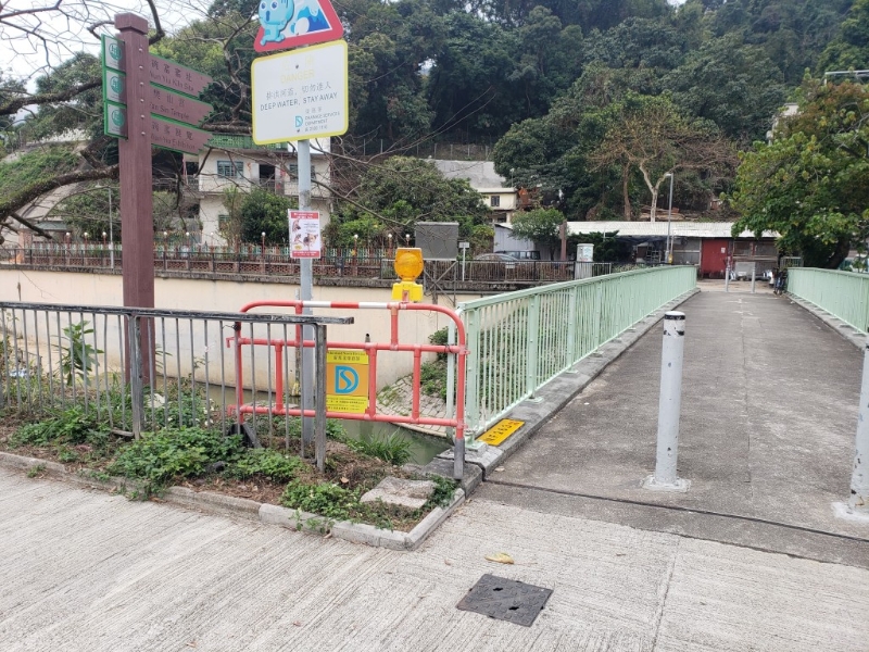 有關(guān)部門以鐵欄填補(bǔ)窿位。