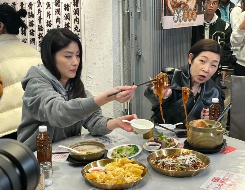 陳慧琳和黎芷珊打卡祿粥