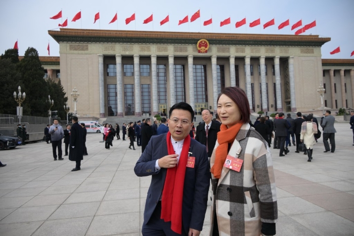 人大代表陳勇（左）、人大常委李慧瓊（右）。