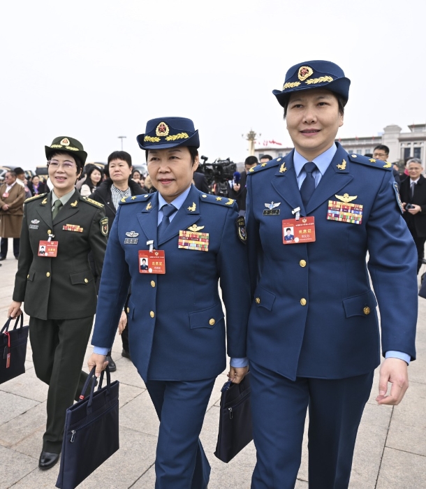 右邊的劉文力是解放軍空軍少將，空軍指揮學(xué)院軍事指揮專業(yè)畢業(yè)。左邊的程曉健是空軍第五批女飛行學(xué)員，現(xiàn)任東部戰(zhàn)區(qū)政工部副主任。