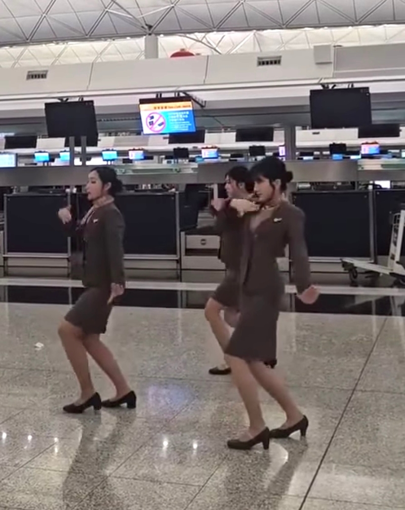 空姐們伴隨節(jié)拍強勁歌曲熱舞