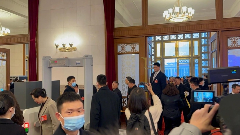 姚明進入大會堂安檢。