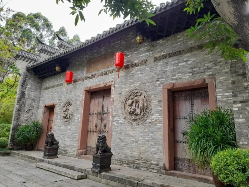 古鎮(zhèn)除有風(fēng)景有食肆有商場(chǎng)，還有人像繪畫，更有漢服租借。