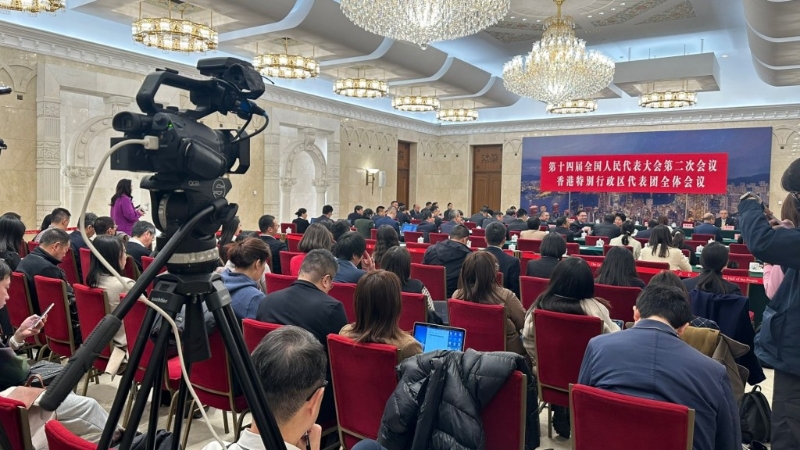 大會堂香港廳的記者區(qū)座無虛席。