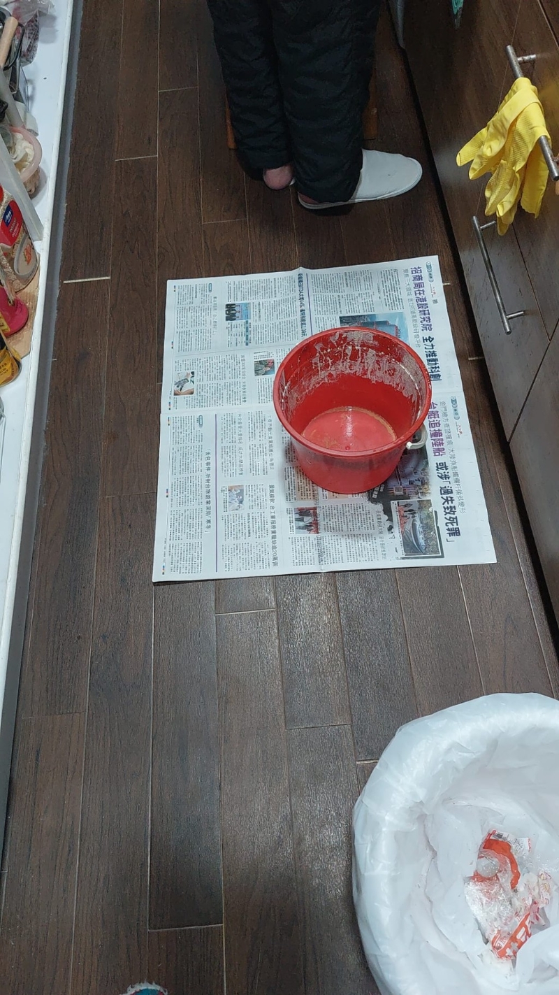 羅太要擺水桶在地下裝水。