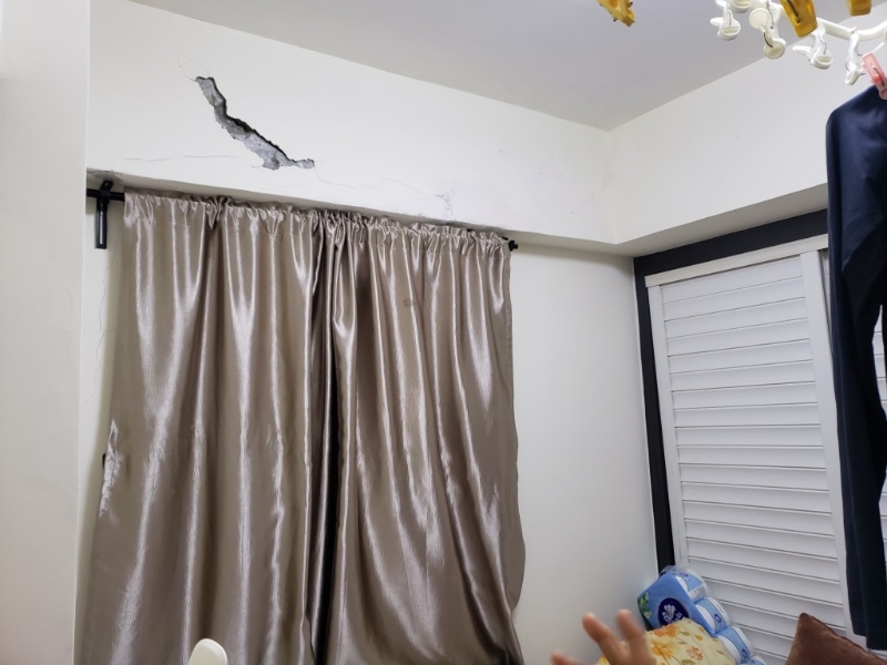 睡房墻身也因為滲水出現(xiàn)裂痕。