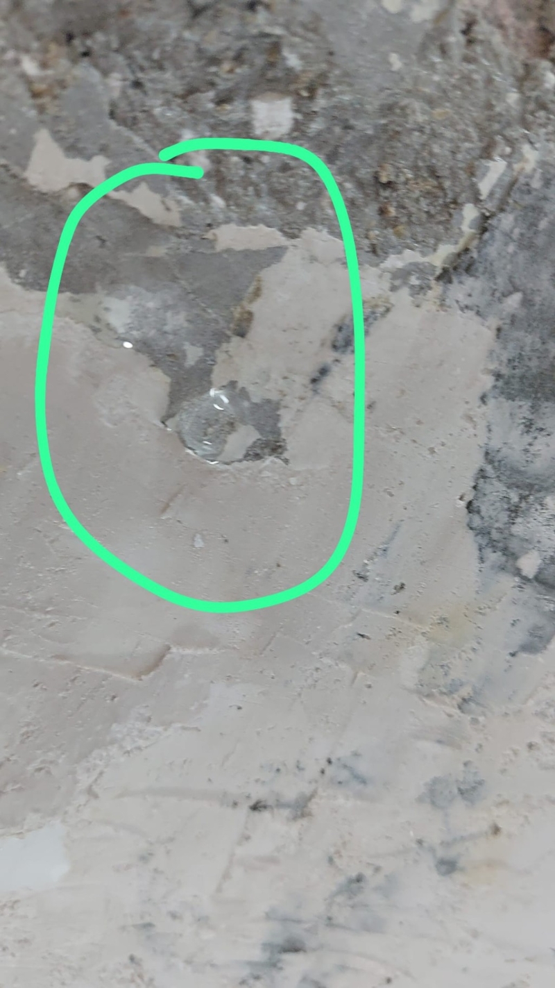 天花有水珠滲出來。