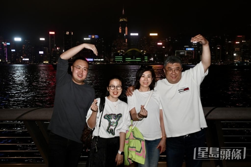 首批青島自由行旅客夜游維港。