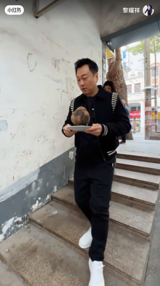 分別買了椰子燉雞和螺頭湯。