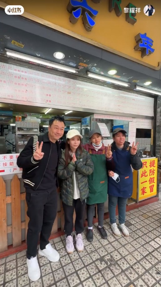 黎耀祥被店員邀請合照。