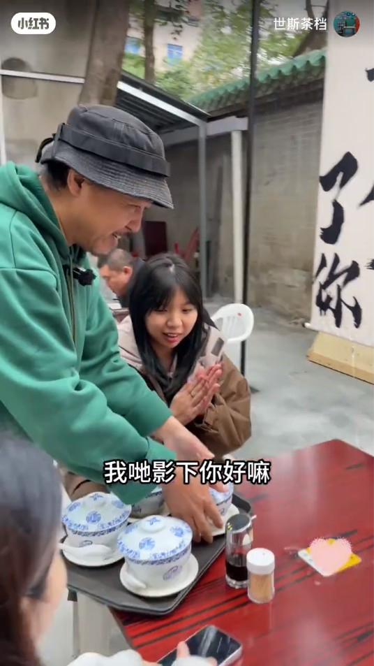 古明華被女食客認出，并要求合照。