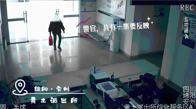 女子進(jìn)入派出所報案。