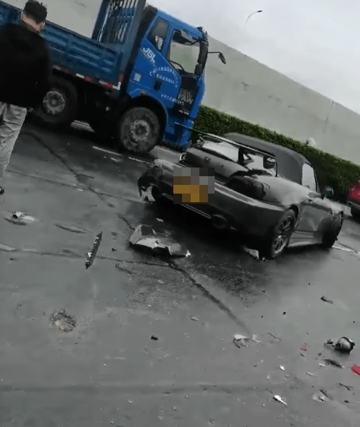 辣跑在廣臺高速公路發(fā)生意外。