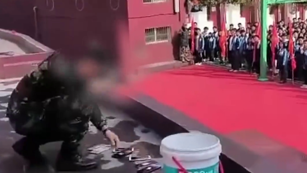 銷毀學(xué)生手機(jī)