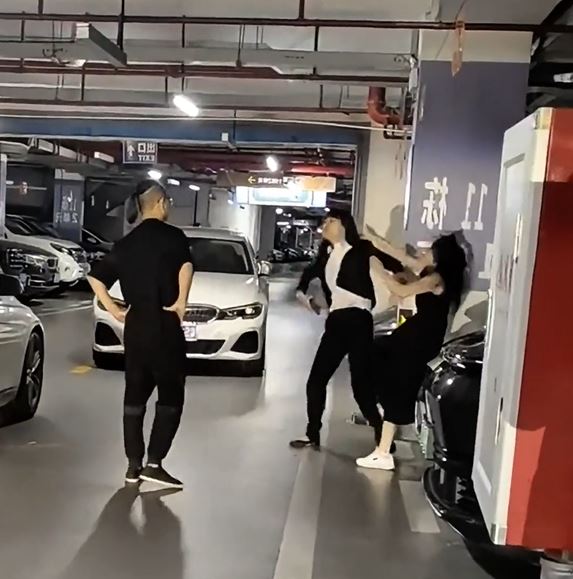 東莞兩女子停車場互毆 東莞兩女子停車場互毆