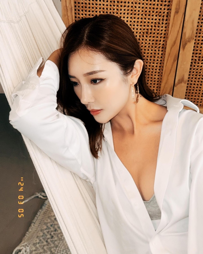 “爆粗港姐”梁允瑜微醉低胸留影2 “爆粗港姐”梁允瑜微醉低胸留影2