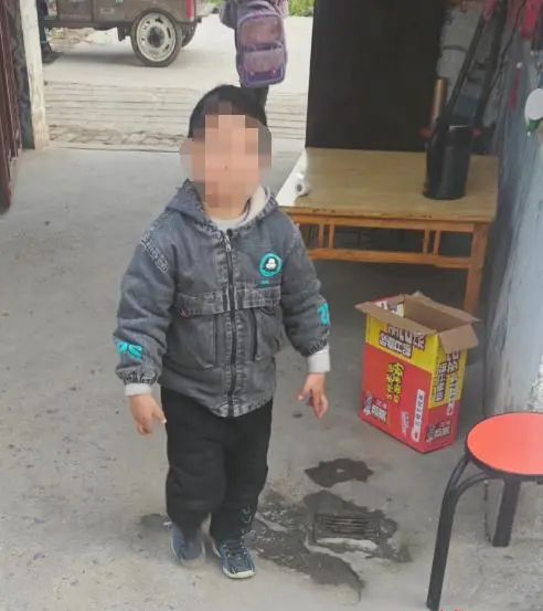 男童穿裙做“父女”親子鑒定1 男童穿裙做“父女”親子鑒定1