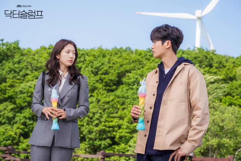 樸信惠身穿孖襟西裝外套及長褲